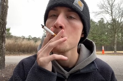 Лечение зависимости от табакокурения Троицке Мужчина с сигаретой делает затяжку