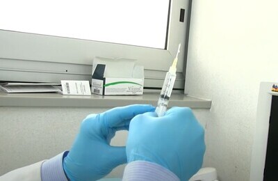 Проведение кодирования Вивитролом Троицке Шприц с Вивитролом в руках у врача